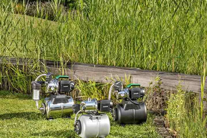 Drei Gartenpumpen auf Rasen